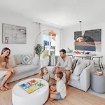Vacation I Puerto Banus Sea Front, Sea View, New Decoration, Bbq, 24-7 Security, Pool Marbella